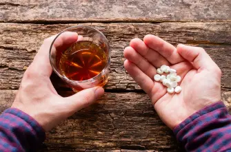 Ibuprofen und Alkohol: Wie riskant ist diese Kombination?
