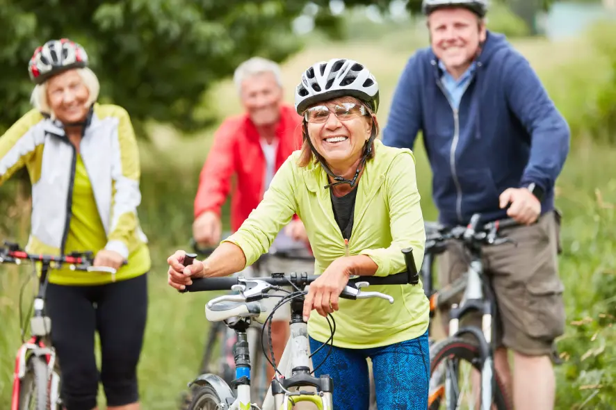 Gruppe Senioren unternimmt eine Radreise