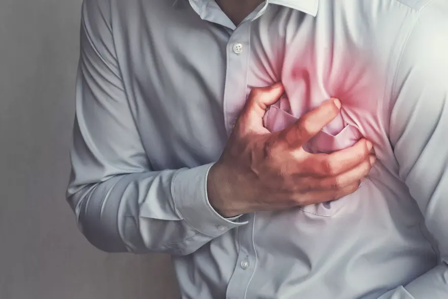 Schmerzen in der Brust: Mann greift sich an die Brust, der Herzbereich ist rot eingefärbt