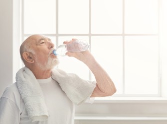 Dehydration: Über die Bedeutung der Flüssigkeitszufuhr bei älteren Menschen