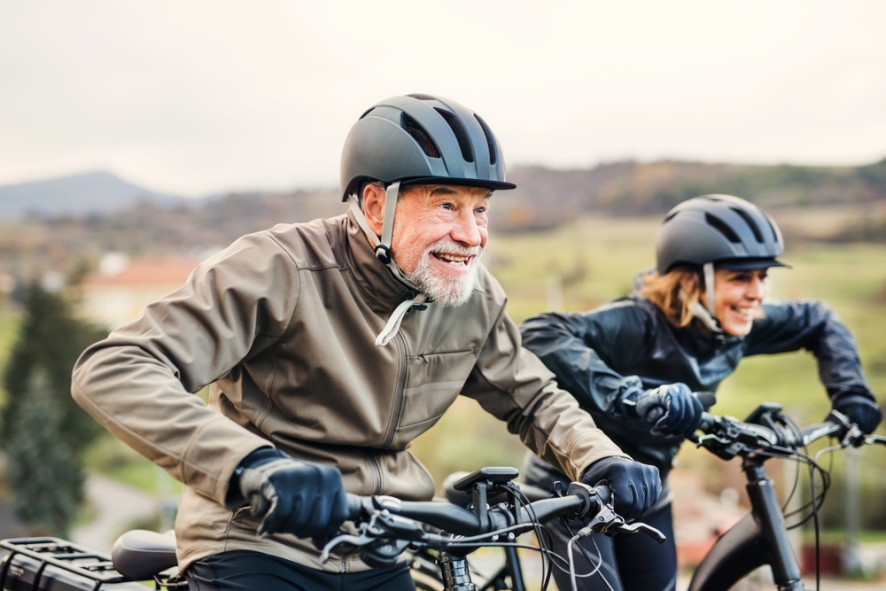 Im Alter lässt die sportliche Leistungsfähigkeit oft nach. Mit dem E-Bike können Sie sich trotzdem auf ausgedehnte Radtouren begeben und die Natur genießen.