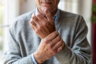 Osteoporose: Wie Sie Ihre Knochen im Alter stärken