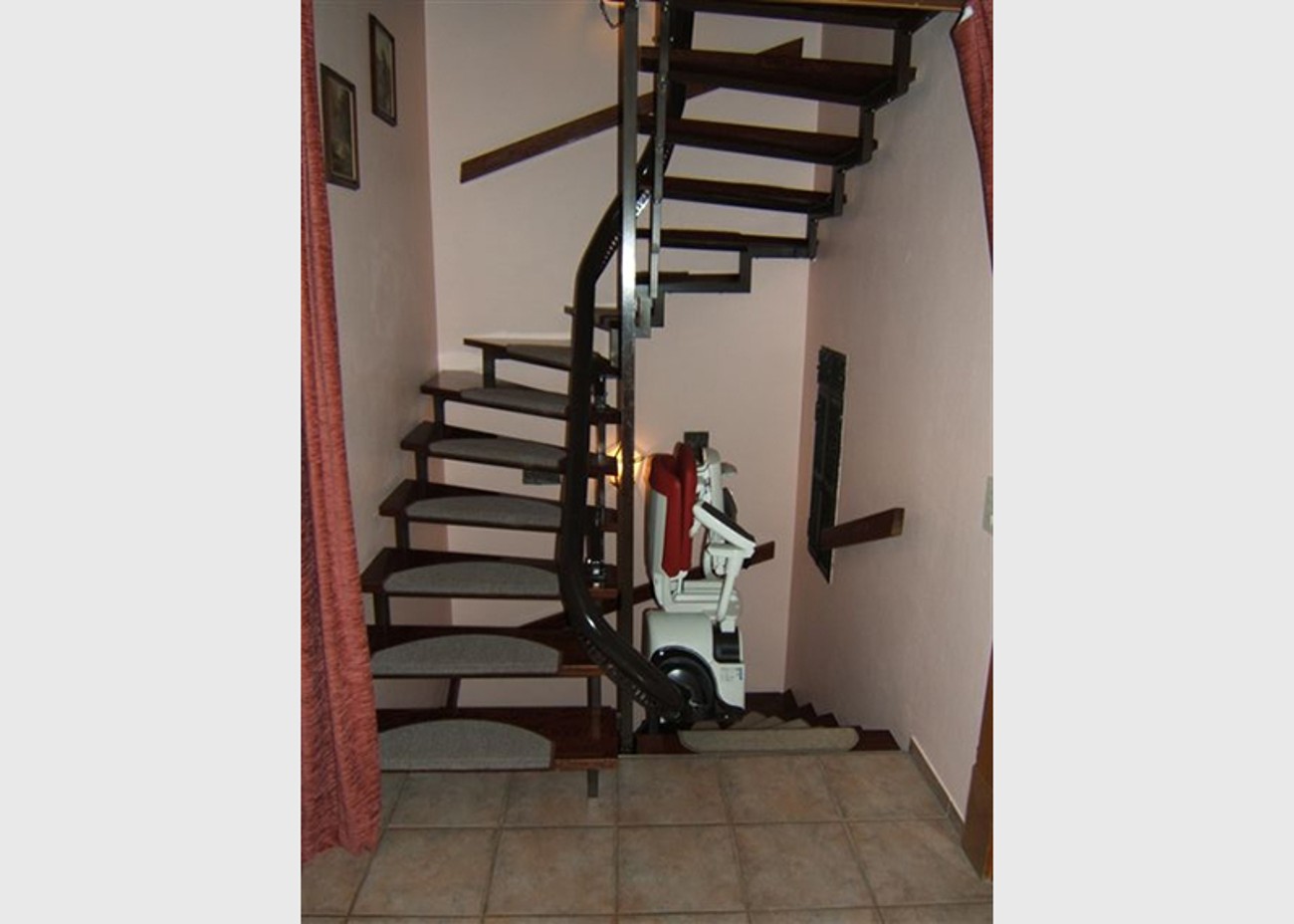 Treppenlift für kurvige Treppen - Auf einer Wendeltreppe