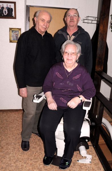 Axel Flöte (hinten rechts) mit einen Eltern, die froh sind mit Ihrem Treppenlift von ThyssenKrupp Encasa.