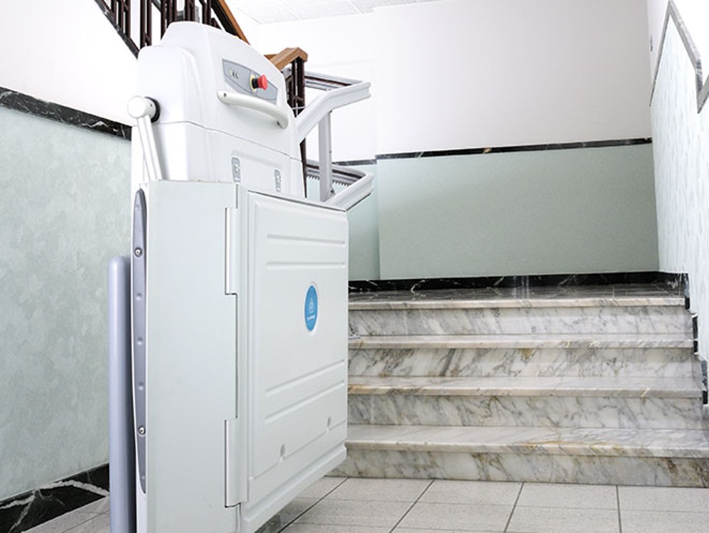 La plataforma sube escaleras modelo SUPRA de TK Home Solutions puede instalarse tanto en el interior como en el exterior de las viviendas.