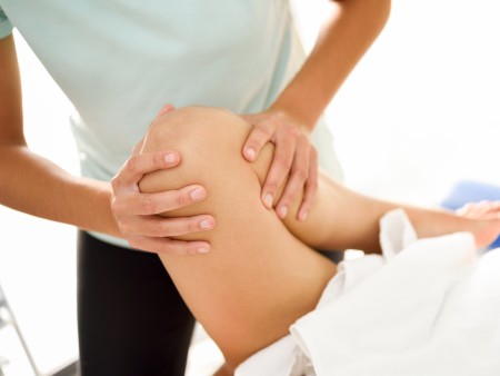 Douleurs aux genoux : les causes et les solutions