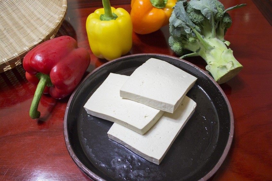 Tofu et legumes en assiette