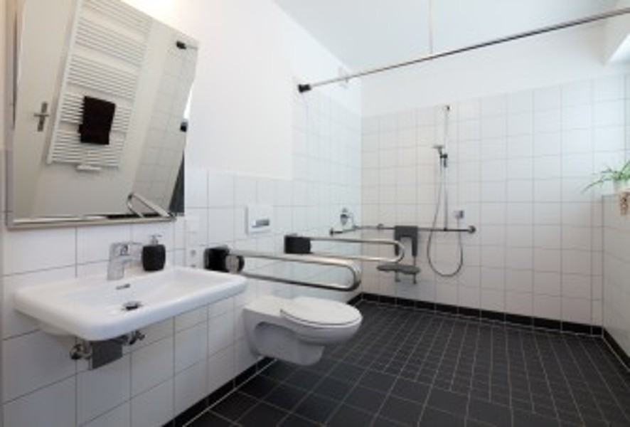 salle de bain accessible aux personnes à mobilité réduite