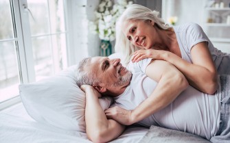 Uomo anziano e donna anziana innamorati. Perché l’amore fa bene dopo i 70 anni.