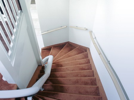 Un monte-escalier dans le virage interne ou externe ?
