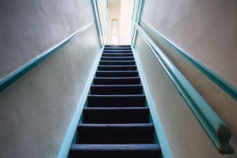 Combien d’espace est nécessaire pour installer un monte-escalier sur un escalier étroit ?