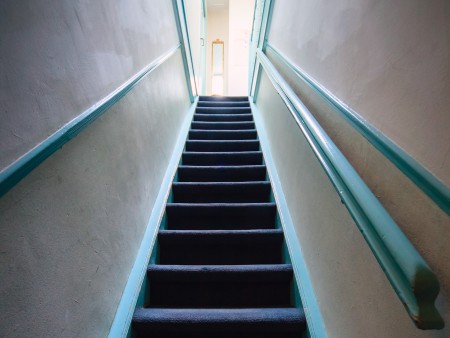 hoeveel plaats is er nodig voor een traplift op een smalle trap?