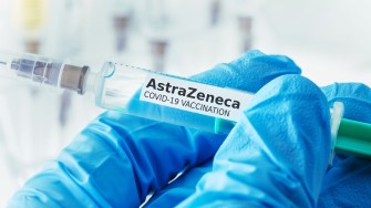 Le vaccin AstraZeneca est-il sans danger pour les plus de 65 ans 