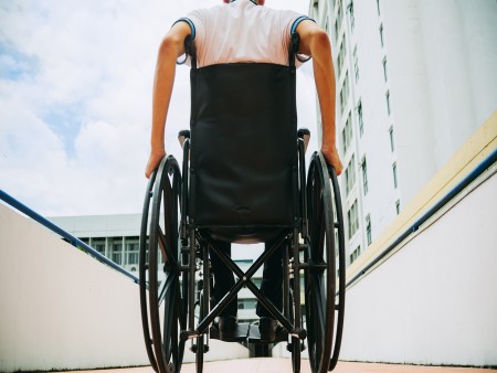 Des bâtiments publics rendus accessibles aux personnes en fauteuil roulant grâce aux plates-formes élévatrices