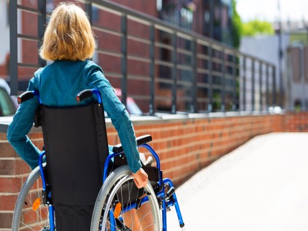 Wat zegt de wetgeving over rolstoeltoegankelijkheid?