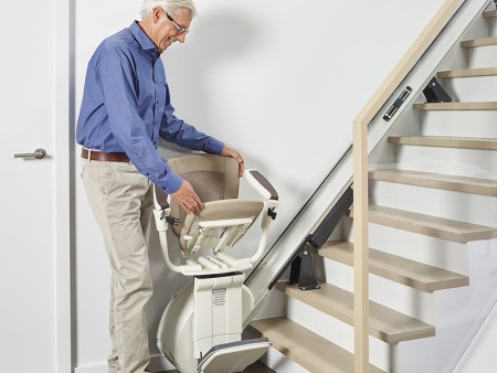 Geheel opklapbaar in één handbeweging voor maximaal ruimtebehoud op de trap.