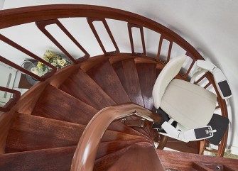 Veilig over de trap met een Swing-traplift van TK Home Solutions